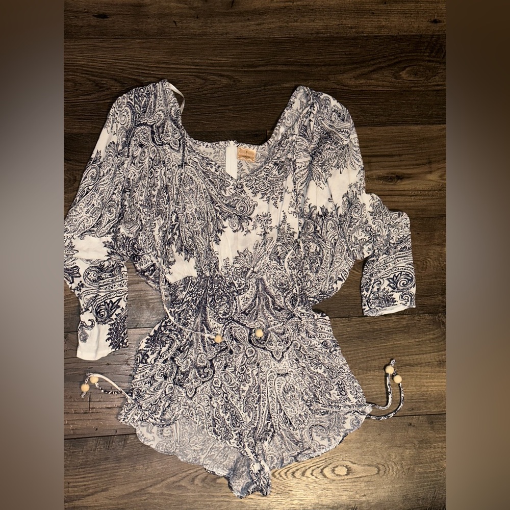 Debbie Dabble Short Sleeved White and Blue Patterned Romper Size 8.